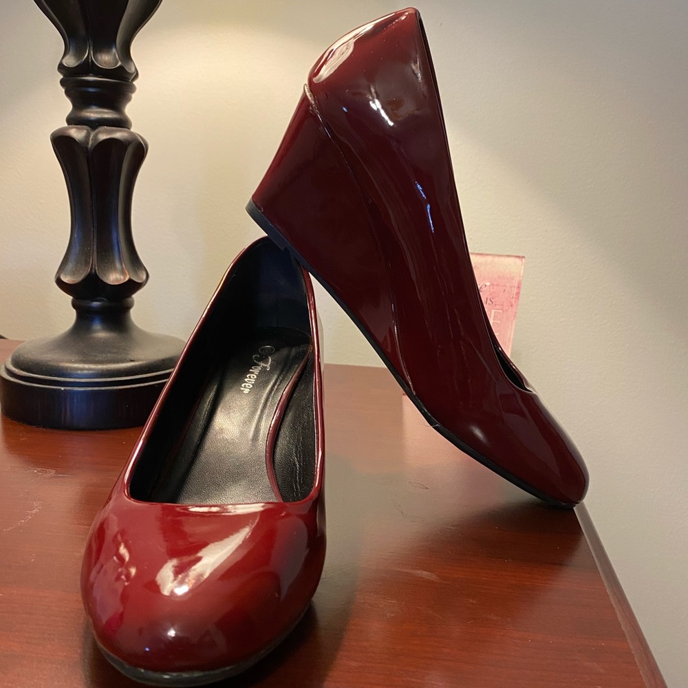 Wine colored wedges